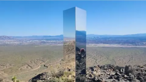 ¿De dónde vino_ Aparece MISTERIOSO monolito en el desierto de Las Vegas.jpg