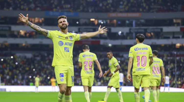 Miguel Layún festeja el gol del América vs Puebla