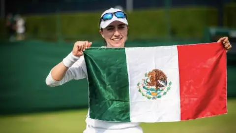 fernanda contreras bandera mexico wimbledon
