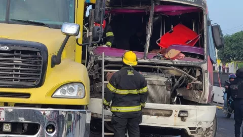 Choque entre tráiler y autobús; hoy 17 de enero de 2025