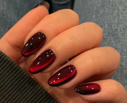 Uñas con efecto ojo de gato en color rojo y negro