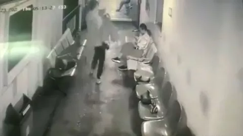 Hombre arroja de barco a su esposa