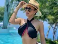 Aracely Arámbula en traje de baño negro..jpg
