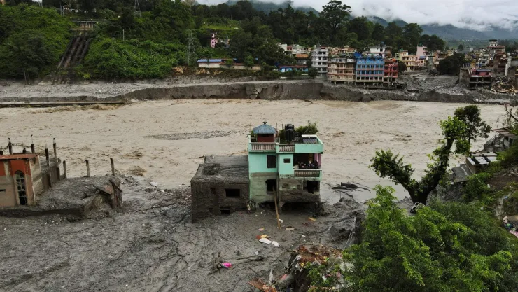 Casa verde en inundación en Nepal.