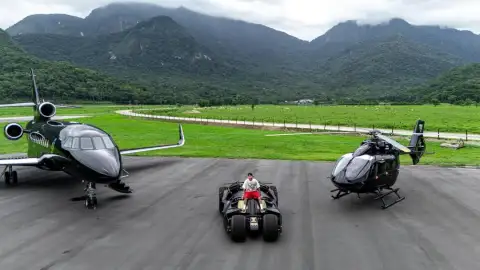 Neymar con su Batimóvil, jet privado y helicóptero
