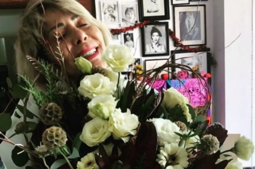 Alejandra Guzmán con flores..jpg