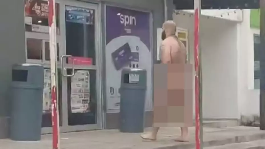 FOTOS Captan a hombre DESNUDO entrando a tienda de conveniencia en Mérida