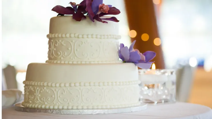 49 ideas de pastel de bodas que puedes tomar como inspiración: desde sencillos hasta muy elaborados.