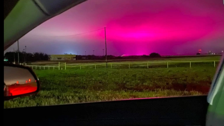 Desde un auto se ve una nube rosa