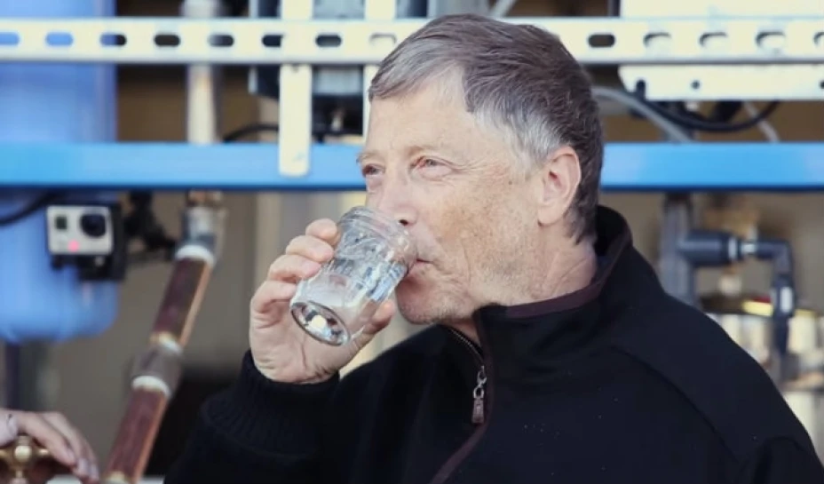 El fundador de Microsoft da un sorbo a un vaso que contiene agua que, “5 minutos antes”, eran desechos humanos