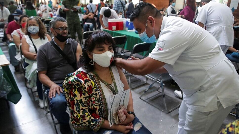 Nace bebé en plena sede de vacunación anti COVID-19 de Nuevo León