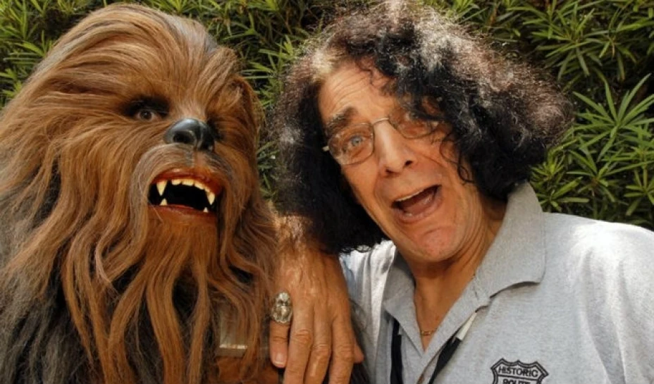 El actor Peter Mayhew, conocido por interpretar a Chewbacca en la saga de Star Wars, fue hospitalizado por neumonía
