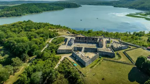 el hist&oacute;rico fuerte de Fort Ticonderoga 