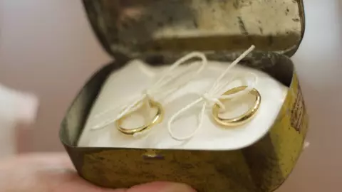 ¿Qué significa regalar un anillo de promesa el 2 de noviembre?