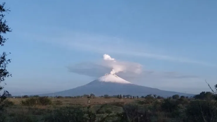 FOTO: Captan espectacular fumarola del volcán Popocatépetl hoy miércoles; así sorprendió a pobladores