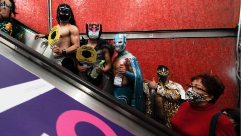 Luchadores regalan cubrebocas a usuarios del Metro CDMX