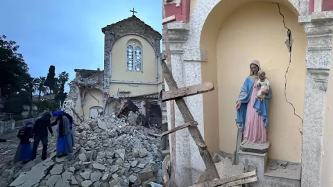 Imagen de la Virgen queda de pie tras derrumbe en terremoto en Turquía