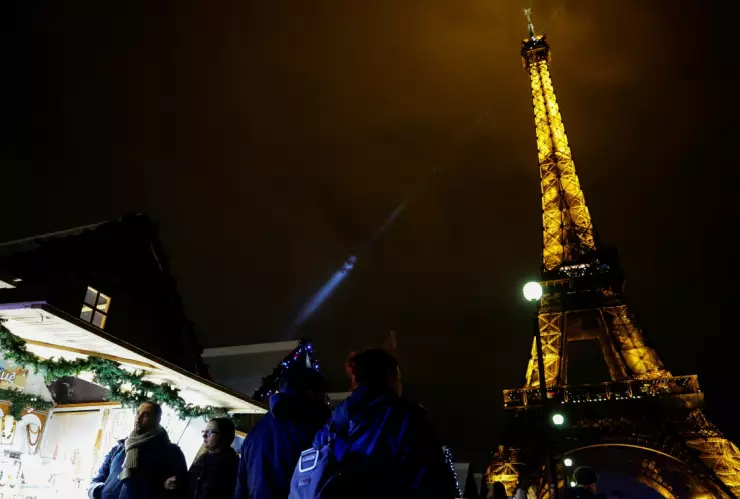 Torre Eiffel se ilumina por protestas en Irán