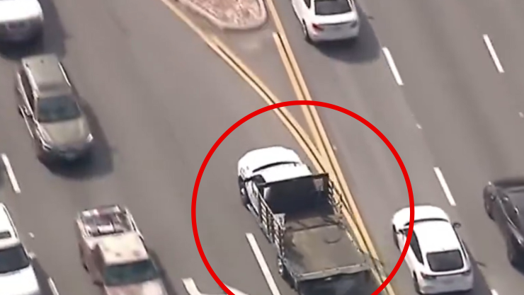 Persecución policiaca termina tras choque de al menos 9 vehículos.