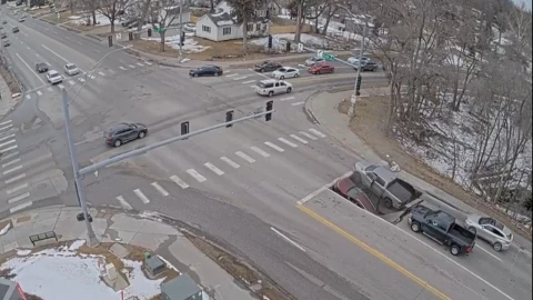 Socavón se traga dos camionetas en plena calle de Omaha (VIDEO)