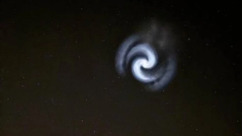 Enorme espiral luminosa aparece en el cielo y causa pánico.