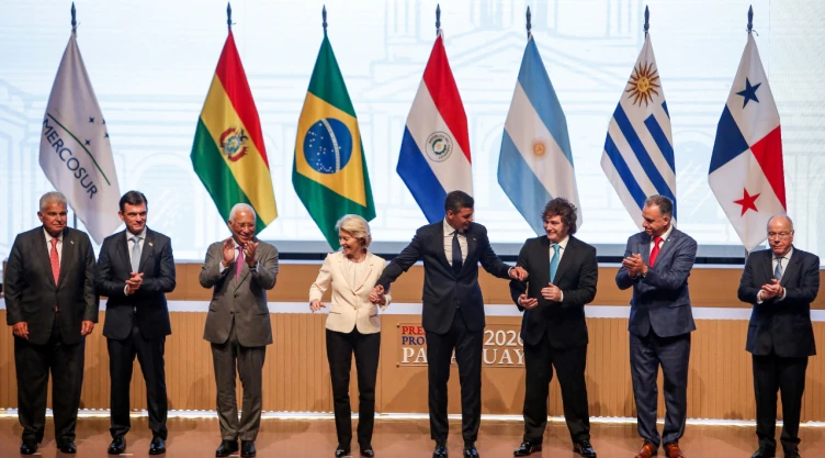 El presidente de Panamá, José Raúl Mulino, el presidente de Bolivia, Rodrigo Paz, el presidente del Consejo Europeo, Antonio Costa, la presidenta de la Comisión Europea, Ursula von der Leyen, el presidente de Paraguay, Santiago Peña, el presidente de Argentina, Javier Milei, el presidente de Uruguay, Yamandu Orsi, y el ministro de Relaciones Exteriores de Brasil, Mauro Vieira, durante la ceremonia de firma de un acuerdo de libre comercio entre la Unión Europea y el bloque sudamericano Mercosur , que pone fin a más de 25 años de negociaciones, en Asunción, Paraguay, el 17 de enero de 2026