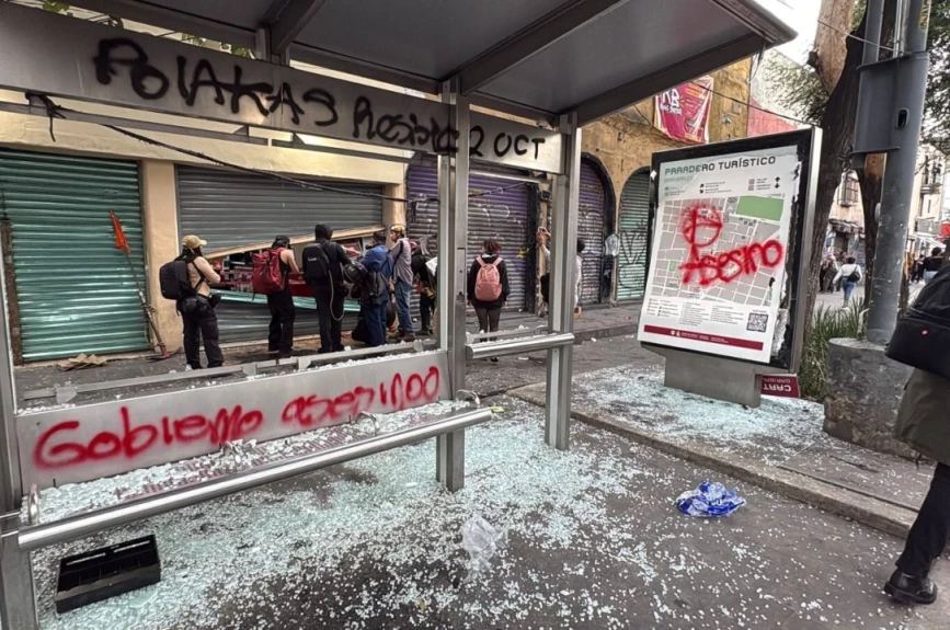 Parabús-destrozado-marcha-2-de-octubre