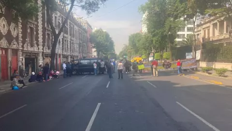 Integrantes de la CNTE bloquean las inmediaciones de la Segob