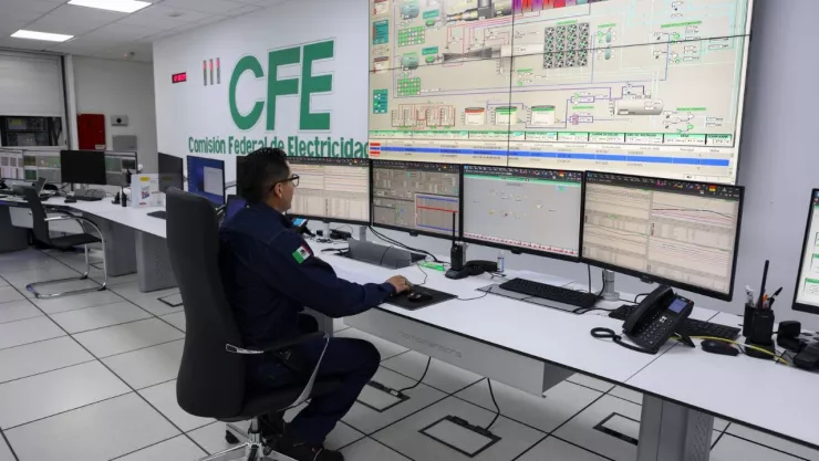 Personal de la CFE frente a la computadora.