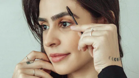 Los mejores aceites para aplicar en tus cejas y mantener su grosor