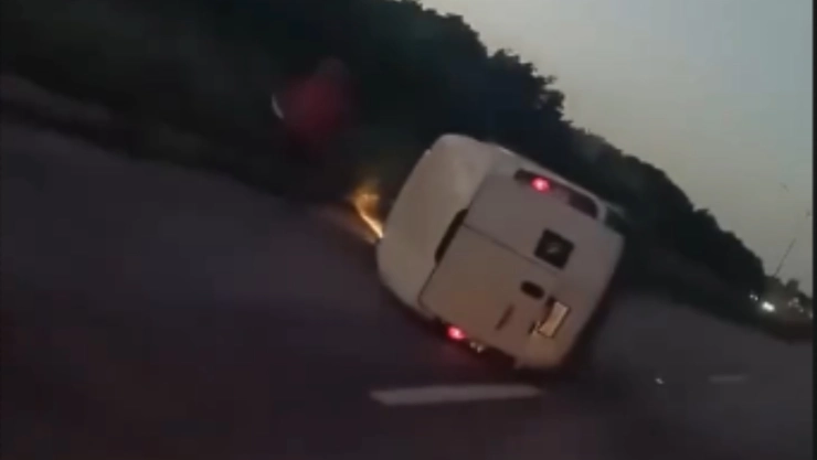 Auto vuelca sobre la carretera Mérida - Chetumal y deja una persona lesionada