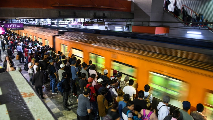 Baja afluencia en Metro, pero aún viajan miles