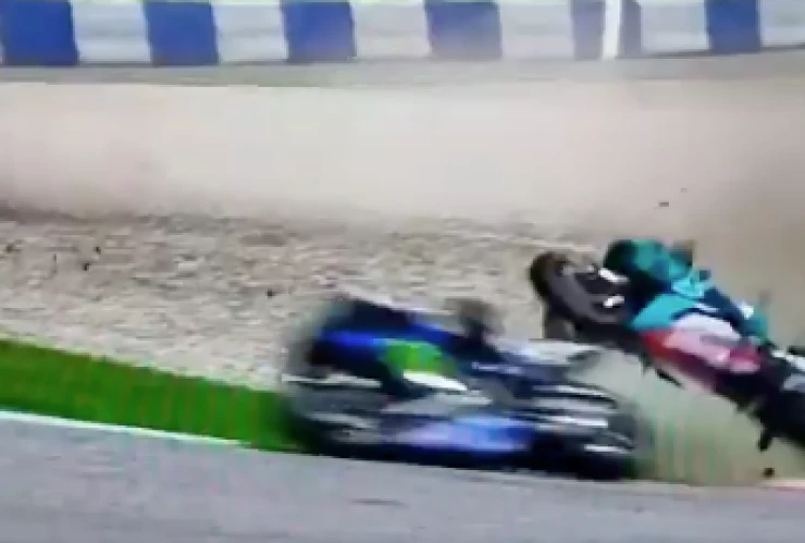 ¡Se salvó por centímetros! Motociclista casi pierde la vida en carrera de Moto GP