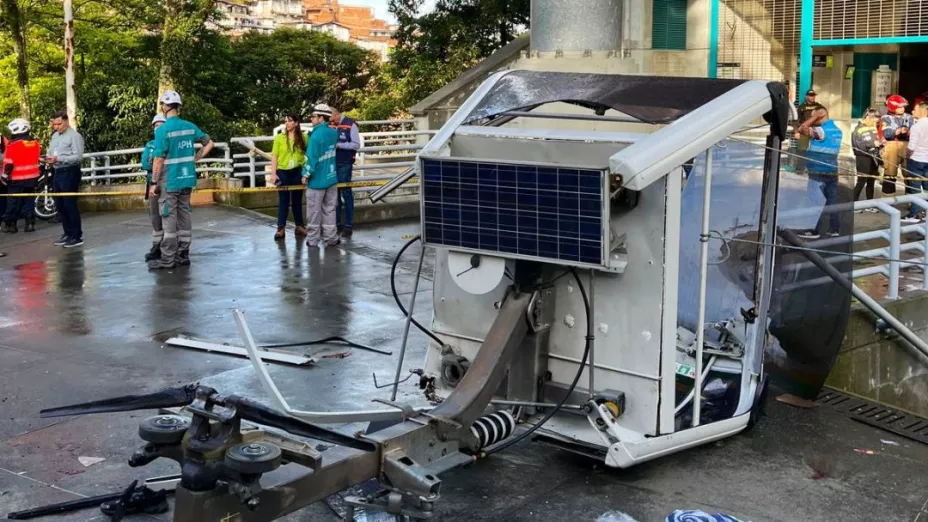 Se desploma cabina del teleférico en Colombia y deja a más de 250 personas atrapadas
