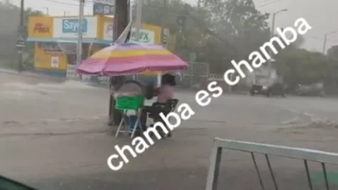Vendedora de volvanes bajo la lluvia en Veracruz