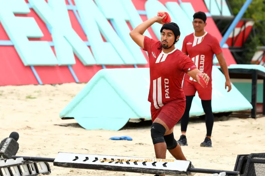 5 Pato lanzó con empanada con todo su poder.jpg