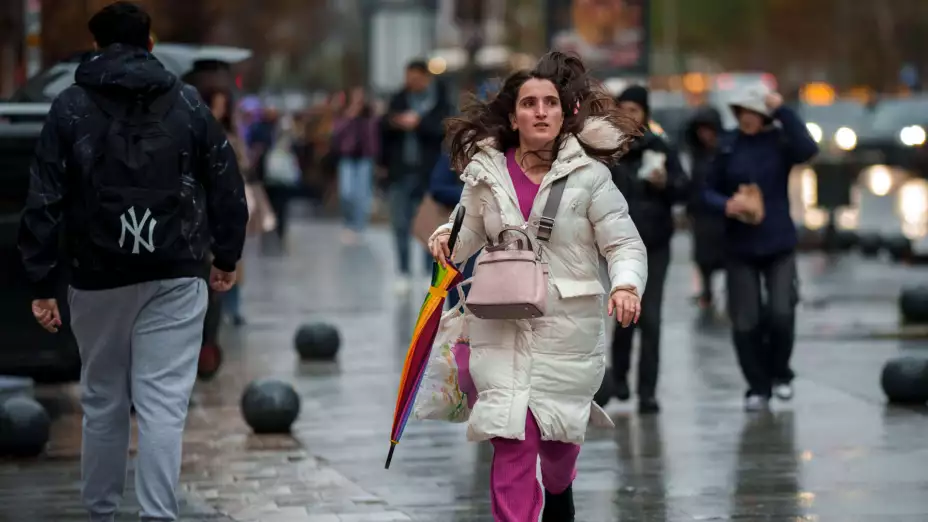 Personas caminan en Bucarest, Rumania.