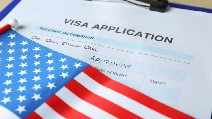 Informe de la visa americana junto a una bandera