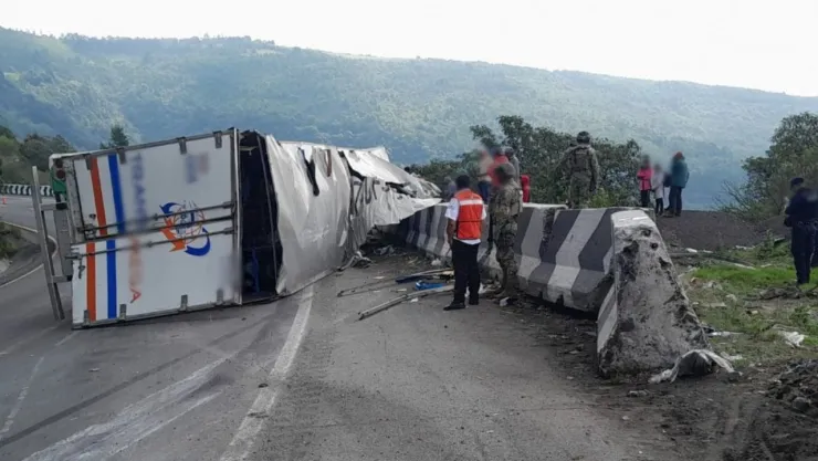 Tráiler quedó destrozado tras accidente en la carretera Córdoba-Puebla hoy: Caos en Cumbres de Maltrata