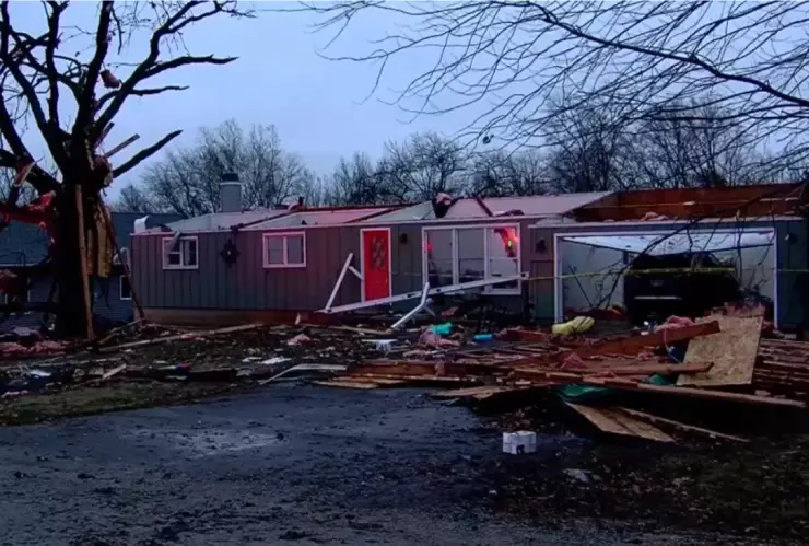 Tornado causa daños en casas y escuela en Chicago