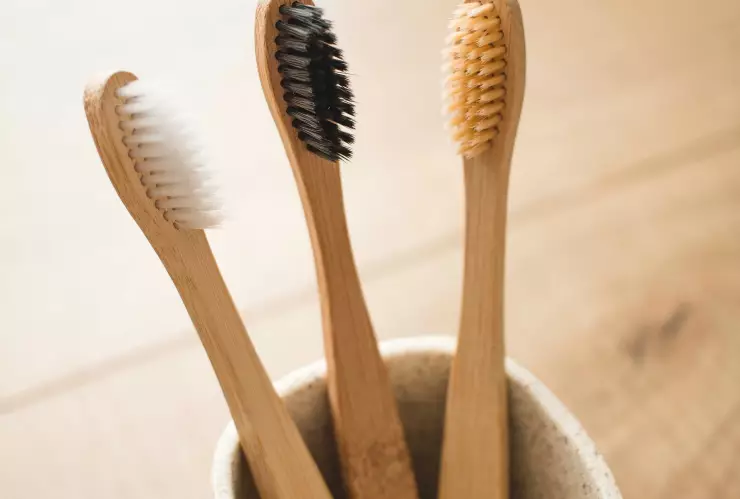 ¿Es correcto mojar el cepillo de dientes?