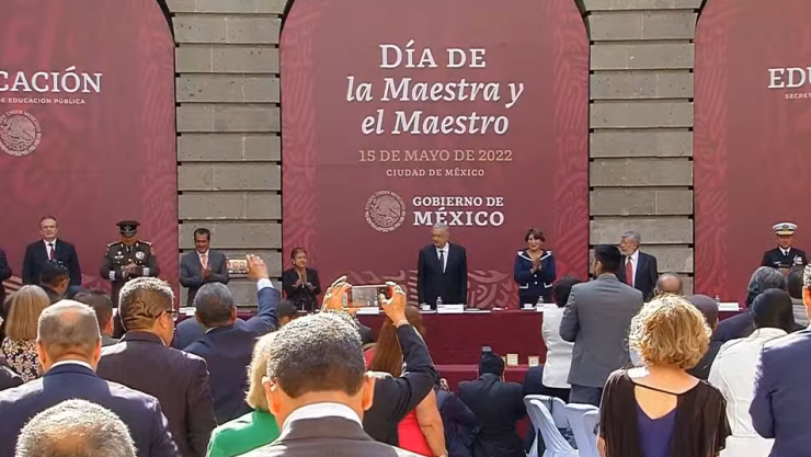 AMLO día del maestro