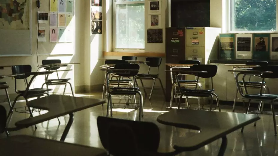 Maestro de primaria acusado de abusar sexualmente de 11 alumnas