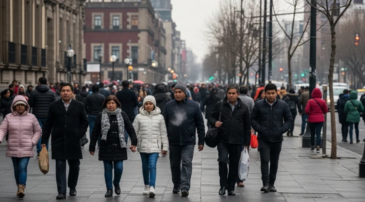 personas caminando por calles del centro de la ciudad de méxico bajo un clima frío