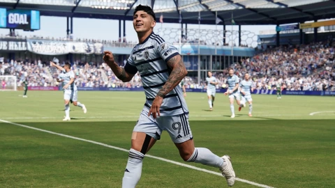 Alan Pulido celebrando su tanto con el Sporting Kansas City