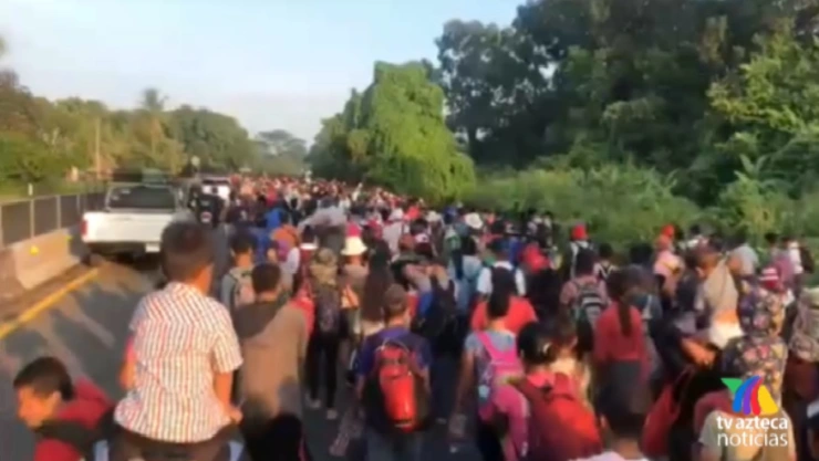 Cuando el contingente avanzó por la carretera costera, ya eran cerca de 2 mil migrantes los que la integraban.