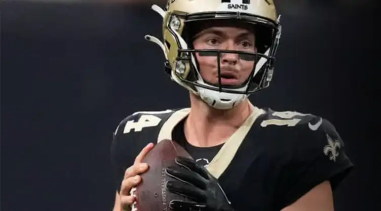 Jake Haener, mariscal de campo de los New Orleans Saints.jpg