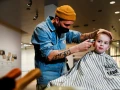 Hasta los niños se pudieron cortar el cabello en algún museo de Holanda.