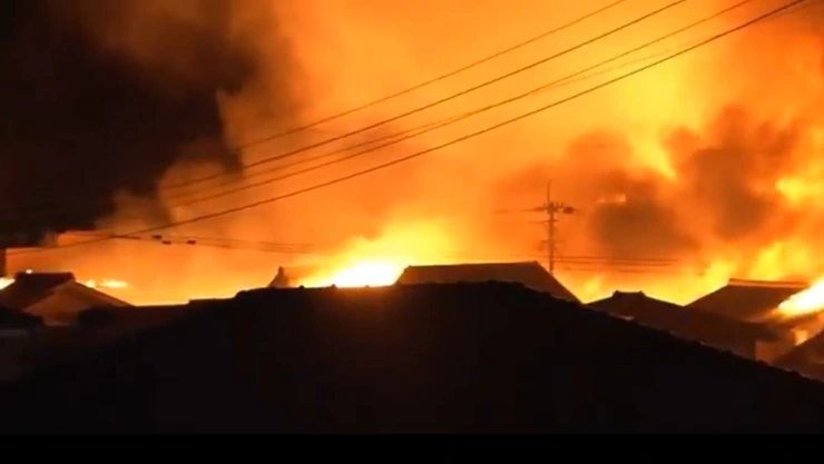 Enorme incendio devora más de 170 edificios en Japón