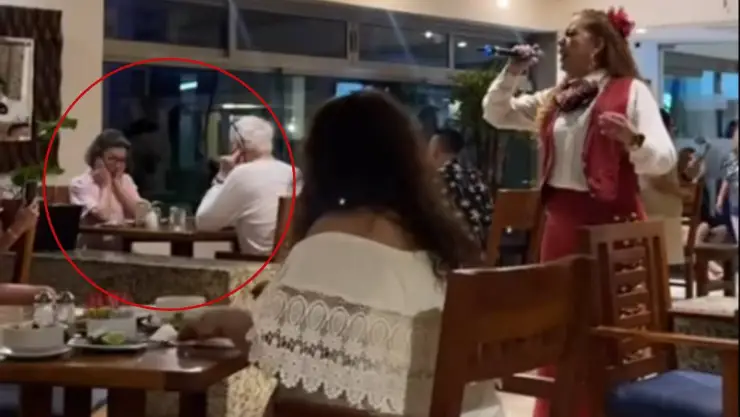 VIDEO_ Extranjeros se tapan los oídos mientras mariachi cantaba en restaurante